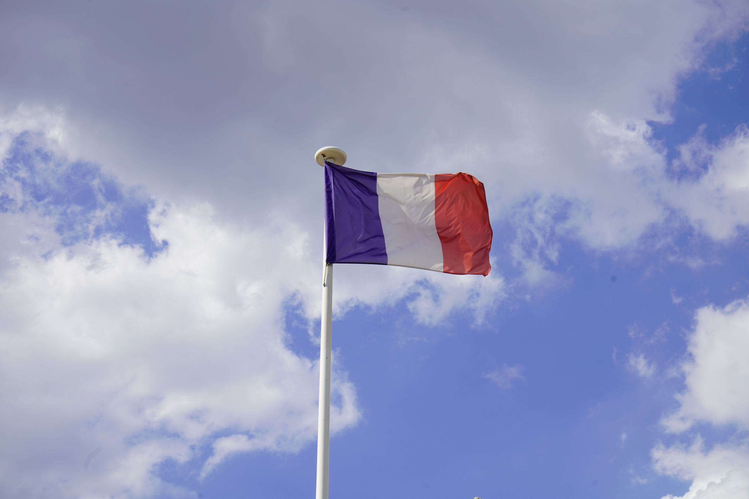 French flag, click here to take a French course