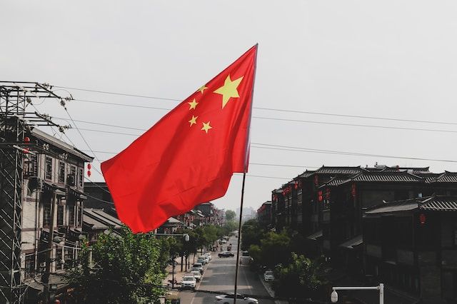中国国旗，点击此处学习中文。